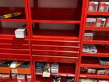 une étagère rouge sur laquelle sont disposés de nombreux objets variés