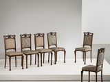six chaises posées sur une estrade blanche dans une pièce
