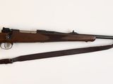 un fusil sur fond blanc, avec une arme à feu au premier plan