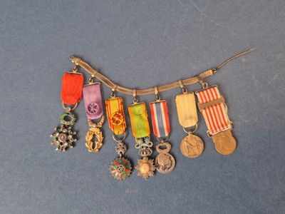 une image représentant un bouquet de médailles suspendues à une ficelle