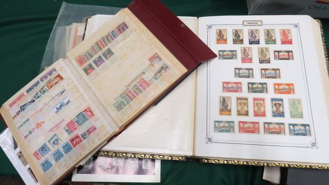 Philatélie : 2 albums de timbres France et étranger incomplets.