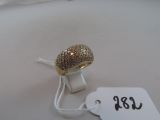 une bague posée sur une table avec une étiquette de prix
