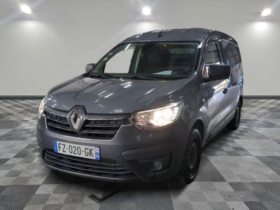 la camionnette grise est garée sur un sol en damier dans le garage