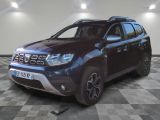 La nouvelle Dacia est garée dans une grande pièce au sol carrelé en damier.