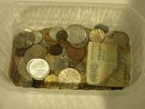 un récipient en plastique rempli de pièces de monnaie et un livre
