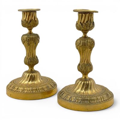 paire de chandeliers anciens en laiton sur fond blanc