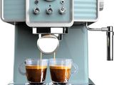 La machine à café est bleue et il y a deux tasses de café devant elle.