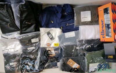 une boîte remplie de vêtements pour homme et une paire de ciseaux