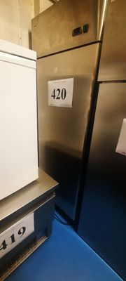 un réfrigérateur placé au milieu d'une pièce