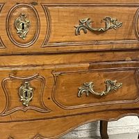 Une commode en bois fruitier ouvrant par deux larges tiroirs… (photo 6)