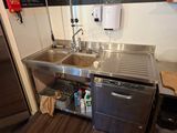 un évier en inox et un lave-vaisselle dans une petite cuisine