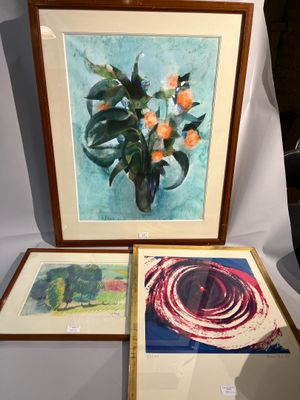 trois photos encadrées représentant des fleurs dans un vase et un vase rempli d'oranges