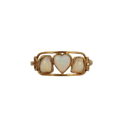 une image représentant une bague en or sertie de trois pierres oplites
