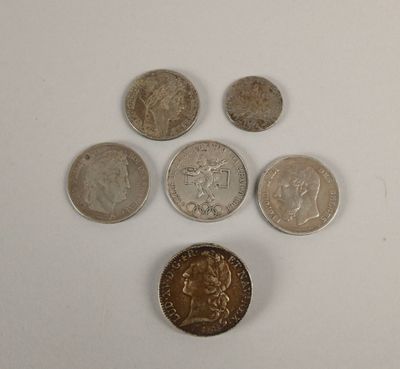 Lot de piéces en argent comprenant : - 5 Francs Léopold II 1…