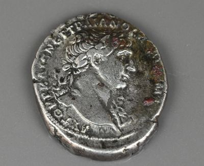 Gros plan sur une pièce de monnaie en argent portant un visage de femme
