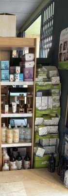 de nombreux rayons remplis de produits alimentaires dans un magasin, sur lesquels sont disposés de nombreux articles