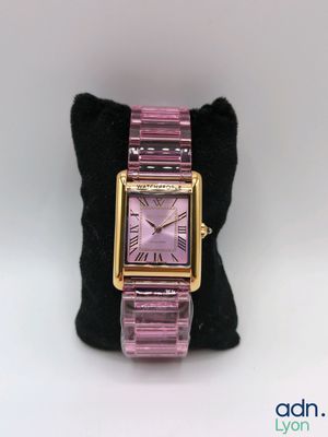 montre carrée violette avec boîtier doré et pochette en velours noir