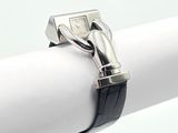 une montre attachée à un anneau sur une serviette