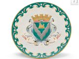 une image représentant une assiette sur laquelle figurent des armoiries et une couronne