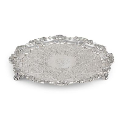 une assiette en argent ornée d'un motif circulaire