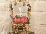 une cloche en verre posée sur une table, avec une figurine à l'intérieur