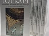 Trois livres sur Topkapi sont posés sur une surface blanche