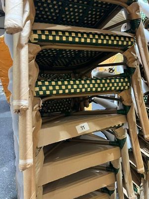 une pile de chaises emballées et empilées les unes sur les autres