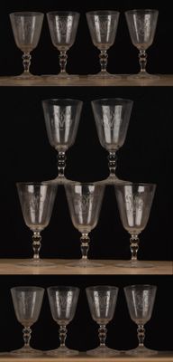 de nombreux verres à vin posés sur une étagère dans une pièce