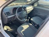 l'intérieur d'une petite voiture avec un volant et un tableau de bord