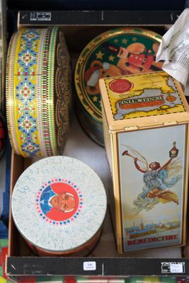 une boîte remplie de boîtes de conserve de toutes sortes posée sur une table