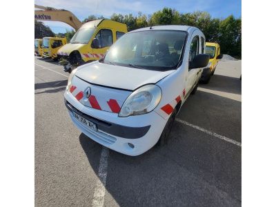 La camionnette blanche est garée sur le parking, à côté d'autres véhicules.