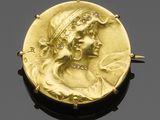 une broche en or sertie de diamants représentant une femme