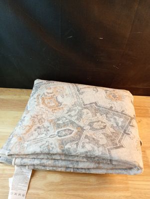 une pile de tissu plié posée sur une table en bois