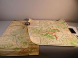 une carte et un téléphone portable posés sur une table