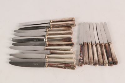 a lot of knives that are sitting on a table
