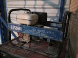 une machine posée sur un chariot