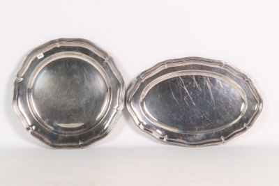 paire de plats plaqués argent posés sur une surface blanche avec un fond blanc