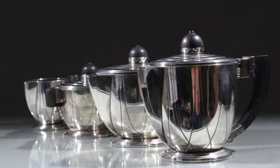 cinq coupes en argent alignées les unes à côté des autres sur une table