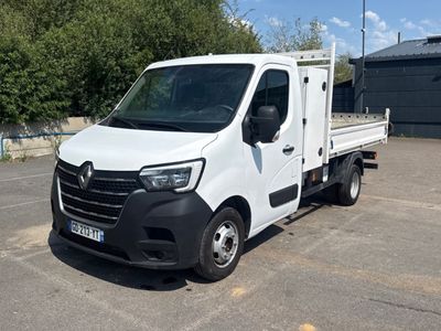 un camion blanc garé dans un parking
