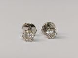 une paire de boucles d'oreilles en diamant sur fond blanc