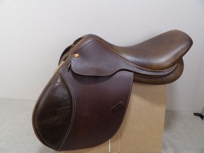 une selle posée sur une caisse