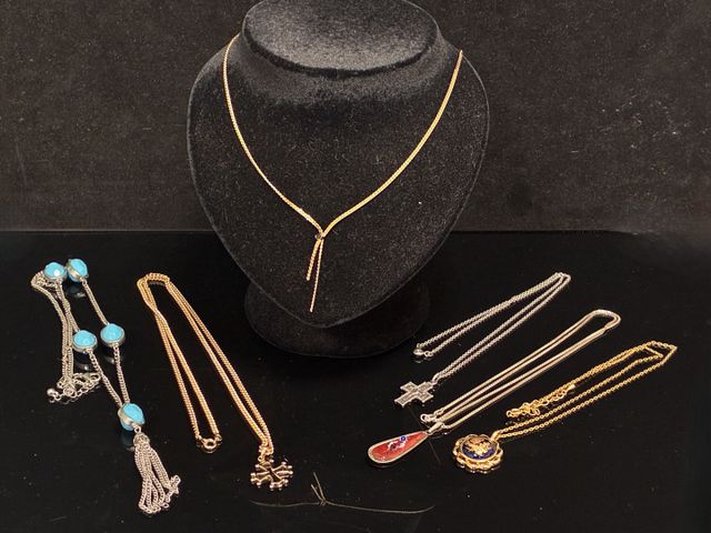 Bijoux fantaisies : chaine de cou avec pendentif goutte à décor d...