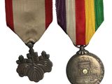 deux médailles et une médaille sur fond blanc