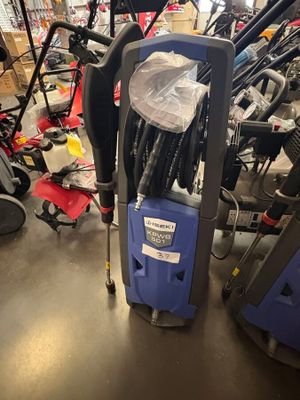 un gros plan d'un aspirateur bleu et noir posé sur le sol