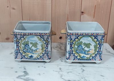 deux vases bleus et blancs posés sur une table