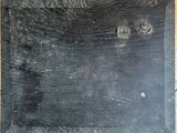 un morceau de bois percé de trous posé sur une table