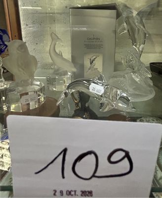 une vitrine en verre contenant de nombreux objets en verre