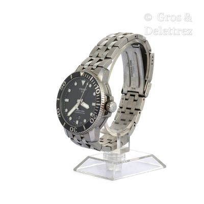 la montre est posée sur un socle transparent avec un fond blanc