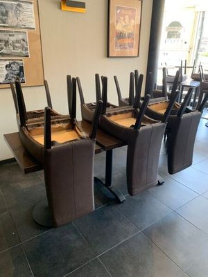 Plusieurs chaises sont alignées en rang dans un restaurant