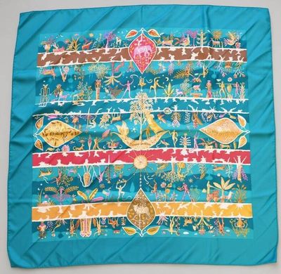 une image représentant une écharpe bleue ornée de motifs colorés